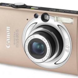 Fotocamera: Canon Digital IXIUS 80 IS, disponibile in quattro diverse colorazioni.