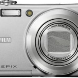 Fotocamera: Fujifilm Fine Pix F100 FD, la fotocamera dal design elegante.
