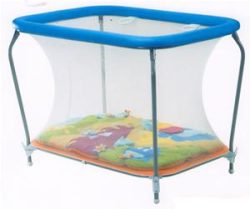 Scopri di più sull'articolo Box Magic Carpet Azzurro, rettangolare struttura dotata di tappeto con applicazioni utili allo sviluppo delle qualità  tattili e visive del bebè