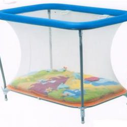 Box Magic Carpet Azzurro, rettangolare struttura dotata di tappeto con applicazioni utili allo sviluppo delle qualità  tattili e visive del bebè