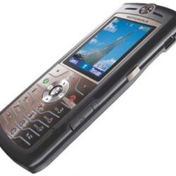 Cellulare: Motorola SLVR L7, design semplice e leggerezza unica.