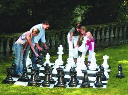 Scopri di più sull'articolo Scacchi Giganti di Rolly Toys gli scacchi che arredano