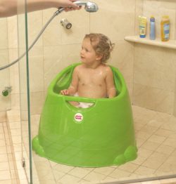 Scopri di più sull'articolo Vaschetta con riduttore Opla, per il bagnetto del bebè una minipiscina fatta per divertire il piccolo e risparmiare in termini di valori idrici ed energetici